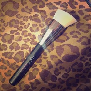 Huda beauty buff and blend foundation brush